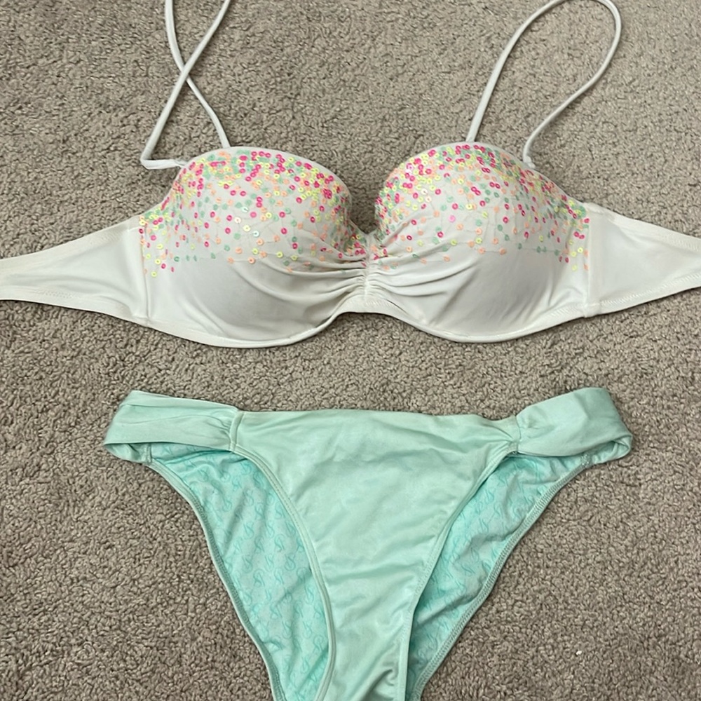 Used Victoria secret bikini. 34DD TOP. MEDIUM BOTTOMS